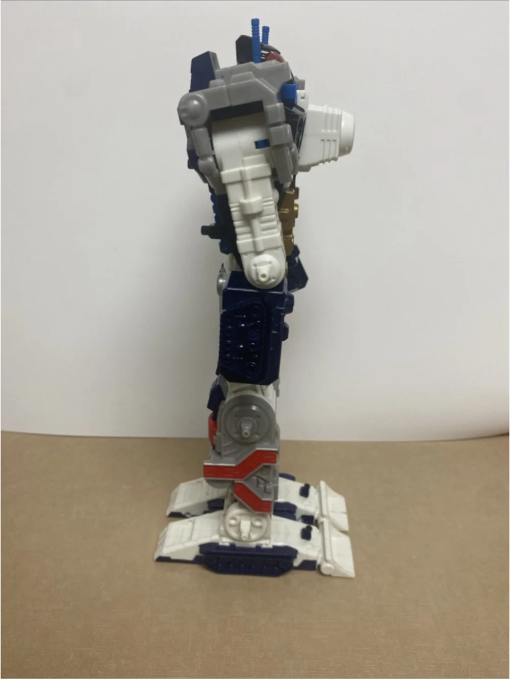 Hasbro Transformers Cybertron Leader Class Metroplex Action Figure